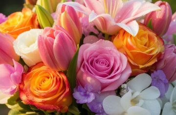 Květinová kytice růží, tulipánů, orchidejí a lilií s kapkami rosy a přirozenou texturou.