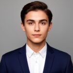 Mladý dospělý v bílé košili a modrém saku na šedém pozadí, portrét pro průkaz identity